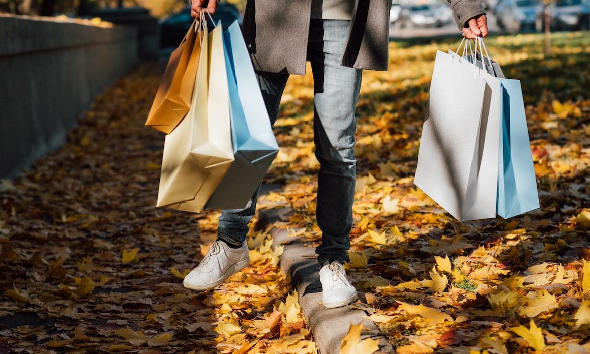 Mehr als nur eine Tüte: Mit einem klugen Cross-Selling-Ansatz können Vermittler die Zahl der Versicherungsverträge bei ihren Kunden erhöhen.